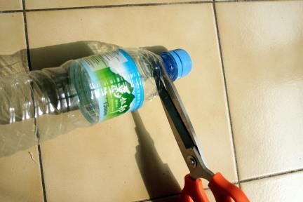 Cortar la botella para usar la rosca